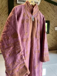 Veste bomber longue en coton tricoté rose Elite Flora brodée |   Articles de créateurs haut de gamme faits à la main pour femmes |   Mode artisanale de boutique - Product Image 3