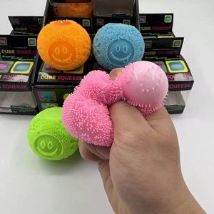 Venta al por mayor, 12 unidades/caja, Pelotas de peluche con cara sonriente, Juguetes sensoriales antiestrés, Pelotas antiestrés populares, Juguetes blandos para apretar - Product Image 3