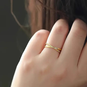 Anello Minimalista a Fascia Liscia con Linee Incrociate, Gioiello Semplice per Uso Quotidiano alla Moda per Donne - Product Image 5