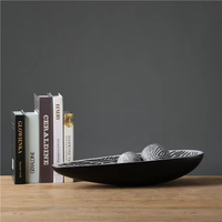 Plateau en résine sculpté fait main avec boule décorative, surface gris foncé gaufrée, design créatif, cadeaux et artisanat en résine