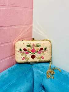 Bolso de Mano Elegante con Cadena Dorada y Adornos Rosados, de Alta Calidad, para Fiestas, con Forro de Satén Textil de 7 Pulgadas - Product Image 1