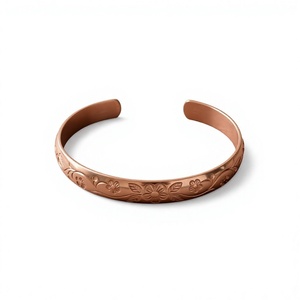 Pulsera de Cobre Sólido con Patrón Floral Pulido Hecho a Mano, Joyería Metálica de Moda con Diseño Exquisito - Product Image 1