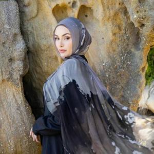 Hijab en modal de luxe de haute qualité Imprimés tropicaux élégants Enveloppe super douce-Design doux Sensation légère pour un été à la mode - Product Image 1