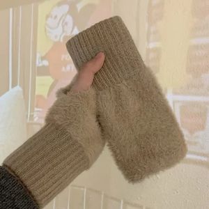 Gants sans doigts tricotés en peluche blanche et chaude pour femmes Mitaines de poignet en polaire Gants d'hiver doux pour demi-doigts - Product Image 2