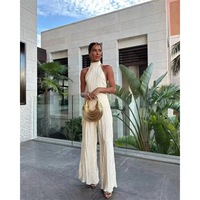 Ensemble tendance été 2026 pour femme : haut asymétrique uni à col halter et pantalon plissé décontracté à taille élastique