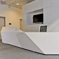 Bureau de réception pour 2 personnes en surface solide sans joint blanc, design en forme de diamant, pour salle d'attente de bureau