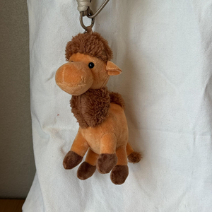 Venta al por mayor de juguetes personalizados, juguetes de peluche de camello, animales de peluche suaves, llavero de peluche, colgante de llavero de Metal - Product Image 3