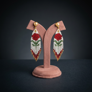 Boucles d'oreilles à franges de roses en perles Miyuki Delica faites à la main Sstringz, blanc ivoire, rouge rubis, vert feuille et or, avec clous de perles floraux sur le dessus - Product Image 5