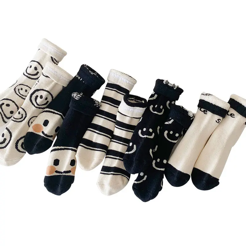 Chaussettes en coton noir et blanc pour enfants, vente en gros, chaussettes avec motif smiley, divers motifs, en stock