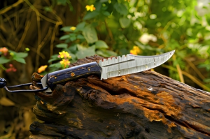 Cuchillo de caza Bowie de Damasco hecho a mano, cuchillo personalizado para exteriores con mango de madera Pakka y funda de cuero - Product Image 1