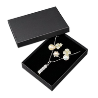 Boîte cadeau de luxe noire personnalisée, étanche, avec couvercle et base, pour bijoux fins (colliers, bagues), avec finition mate, éponge et logo.