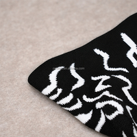 Bonnet en tricot noir doux personnalisé avec logo jacquard sans revers pour l'extérieur, idéal automne-hiver – Grande Vente
