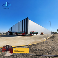 Entrepôts industriels en acier à toit en pente avec baies de chargement pour les opérations logistiques