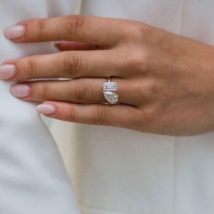 Bague Toi et Moi en or blanc, rose et jaune <span class=keywords><strong>4K</strong></span> avec <span class=keywords><strong>2</strong></span> diamants taille émeraude de <span class=keywords><strong>2</strong></span> carats chacun - Product Image 5