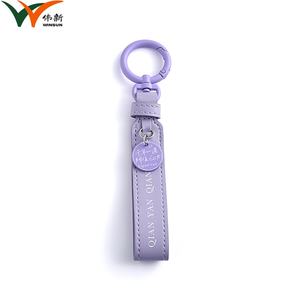 Porte-clés en cuir PU personnalisé avec logo, breloque en plastique violet, best-seller - Product Image 2