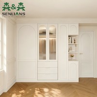 Armoire Crème Française avec Portes à Panneaux Encastrés Arqués, Vitrines en Verre Dépoli et Trois Tiroirs pour Chambre à Coucher