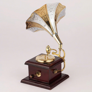 Gramophone antique en laiton, objet décoratif, lecteur de musique vintage, ornement de table rétro pour la maison, le salon ou le bureau - Product Image 3