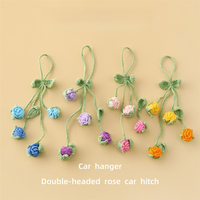 Ornement de voiture en forme de rose amigurumi fait main, mini cadeau floral apaisant pour filles et décoration de sac