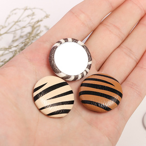 กระดุมผ้าลายสัตว์ทรงกลม 1 รู ฐานแบน อุปกรณ์ตกแต่ง DIY สำหรับเครื่องประดับ เสื้อผ้า และเครื่องประดับผม - Product Image 4