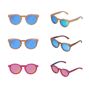 Gafas de sol de madera con logotipo personalizado, de bambú, a la moda, con espejo negro, montura metálica, estilo OEM, protección con lentes de color y resorte. - Product Image 3