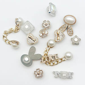 Moda cueva DIY flor tridimensional zapato hebilla accesorios Ins Pequeño Libro Rojo zapatos calientes encantos - Product Image 5