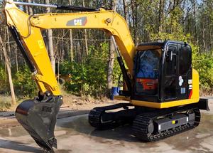 Excavatrice sur chenilles CAT 308E2 d'occasion, 8 tonnes, compacte, équipée d'une cabine et d'une lame de bulldozer, pour la construction, l'agriculture et les travaux de terrassement. - Product Image 2