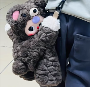 Nueva llegada Babythree abrazando la mochila del bebé cajas misteriosas de felpa con figura de acción juguete regalo perfecto para los más pequeños - Product Image 1