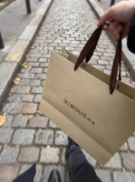 Sacs shopping en papier de luxe imprimés en couleur personnalisée avec logo en feuille d'or noir, lignes en relief et poignées en corde marron pour la vente au détail