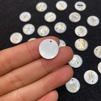 Pendentif en forme de pièce de monnaie gravée en or avec lettre de l'alphabet A-Z en nacre naturelle de 15 mm, idéal pour la fabrication de bijoux DIY, cadeau