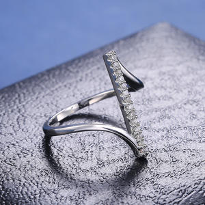 F258 Anello geometrico alla moda da donna con zirconi cubici creati in laboratorio, stile fidanzamento, tono argento - Product Image 4