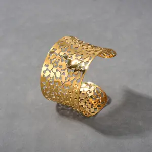 Kaimei Fashion Jewelry Enamel Spliced Gold Plated Bangles Minimal Chubby Flower Pattern Filigree Cuff Bangle Bracelets Women