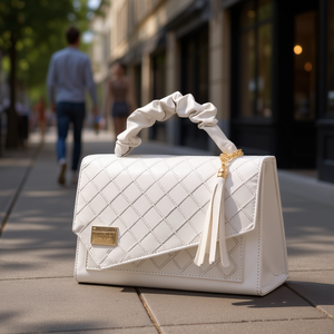 Bolso Tote Casual Blanco para Mujer Fana Melody con Patrón Geométrico Forro de PVC PU Cierre Abierto Dos Asas y Cadena Sensacional de Moda - Product Image 2