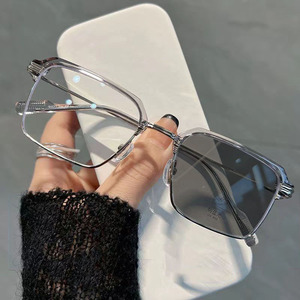 Occhiali <span class=keywords><strong>da</strong></span> Sole Quadrati 2026 UV400 Anti-Luce Blu Fotocromatici con Montatura in Metallo Marrone - Product Image 3