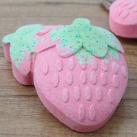 Vente en gros de bombes de bain aromathérapie faites à la main bio pétillant en forme de fraise pour enfants sels naturels relaxants