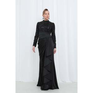 Robe de soirée longue en satin noir pour femme Puane avec haut brodé et détail de taille drapé - Robe de soirée élégante Abiye - Product Image 1