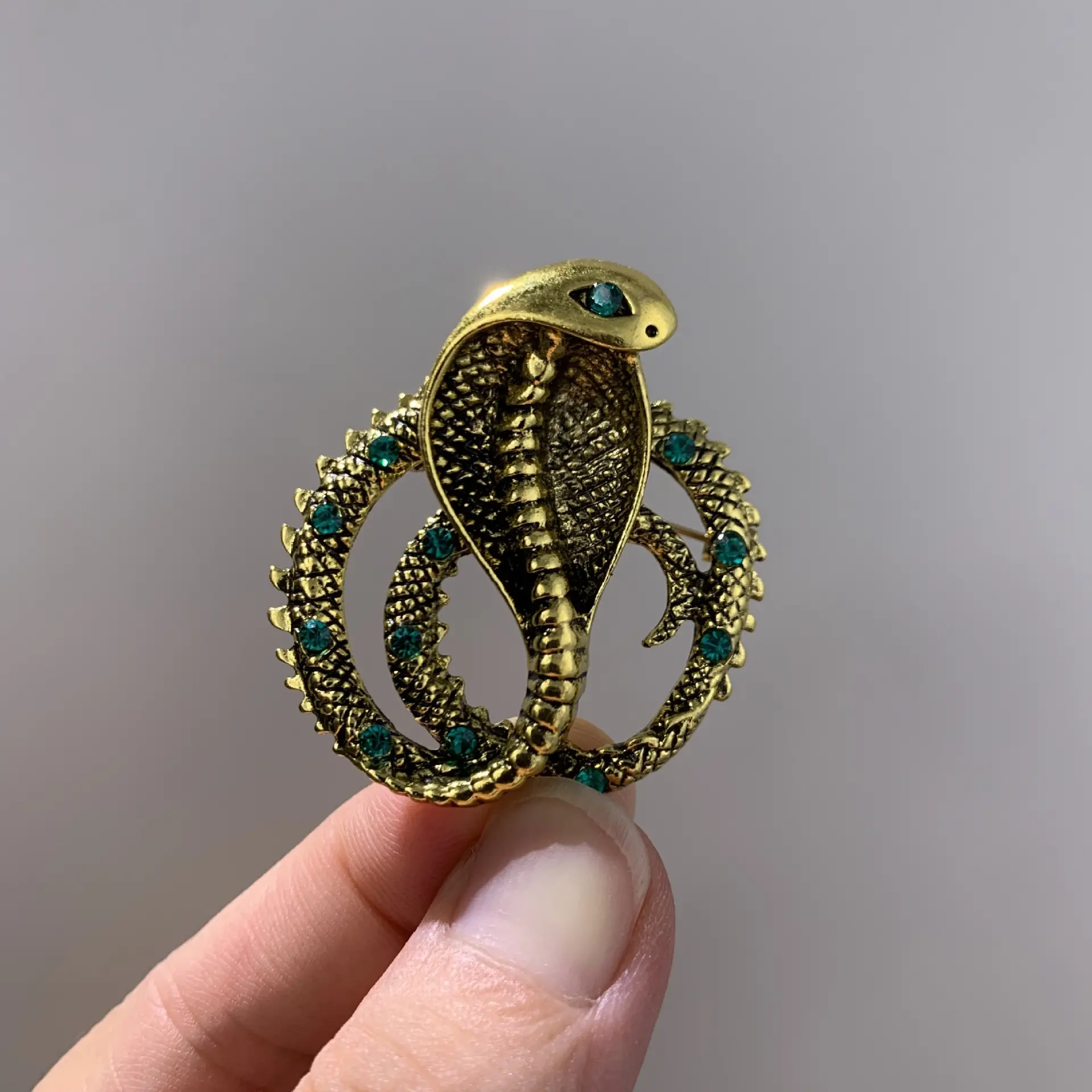 Vintage personalidade dominadora ouro antigo cobre cobra broche dos homens crachá casaco acessórios atacado cobra broche design