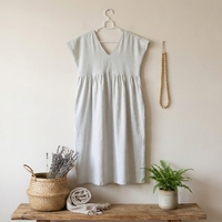 Robe d'été décontractée en lin tissé rayé pour femme, col en V, manches courtes, détails boutonnés, coupe ample et confortable