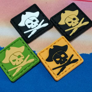 Mini Crâne de 1 pouce avec couteau 2D Rubber Cloth <span class=keywords><strong>DIY</strong></span> Sew-on Applique Glow in Dark Skull Man <span class=keywords><strong>Pirate</strong></span> Rubber Patch for Bag Hat Sew-on - Product Image 2