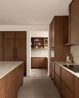 Cuisine modulaire en forme de L en placage de noyer de qualité supérieure 2026, style élégant, évier, robinet antique, espace de cuisine moderne