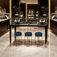 Comptoir de présentation de bijoux en verre avec revêtement en velours bleu pour boutique de bijoux haut de gamme, vitrine d'îlot de présentation de bijoux de luxe