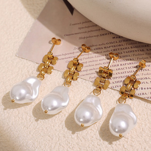 ต่างหูมุกทรงหยดน้ำไม่สมมาตร ชุบทอง 18k ไทเทเนียมสตีล สำหรับผู้หญิง สวมใส่ได้ทุกวัน - Product Image 1