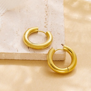 Pendientes de Aro Lisos y Sencillos de Acero Inoxidable Chapados en Oro de 18K, Pendientes de Aro Tipo Huggie para Mujer, Joyería de Moda en Oferta - Product Image 1