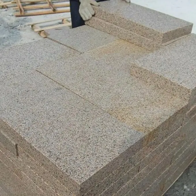 G682 arbusto de granito amarelo-martelado superfície áspero kerbstone no jardim