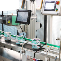 Machine de marquage laser automatique haute vitesse avec tri pneumatique des défauts pour un marquage traçable sur les bidons de lait métalliques