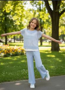 Set 3 Pezzi di Alta Qualità per Bambine con Motivo a Cuori Traforati in Pizzo: Top in Pizzo + Canotta Interna + Pantaloni a Zampa, Outfit Quotidiano per Bambini - Product Image 5