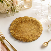 Assiette de présentation décorative en plastique doré de 13 pouces à bord festonné pour la mise en table de mariages, banquets et fêtes