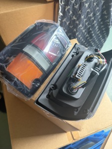 ไฟท้าย LED เลนส์รมดำ 12V สำหรับเปลี่ยนใส่รถ Patrol Y60 ปี 1987-1997 ไฟเบรก ไฟถอย - Product Image 5