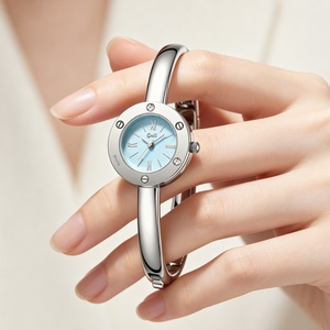 Reloj de Cuarzo GODI para Mujer con Incrustaciones de Diamantes, Escala Romana, Brazalete Abierto de una Pieza, Caja Exquisita, Resistente al Agua 30M, Estilo Ejecutivo - Product Image 3