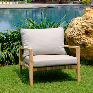 La chaise longue Andorra combine du bois de teck durable et un tissage en rotin, idéale pour les environnements extérieurs tels que les villas, les hôtels - Product Image 3