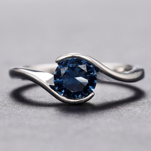 Anello con gemma rotonda blu per donna, elegante gioiello da dito alla moda - Product Image 4